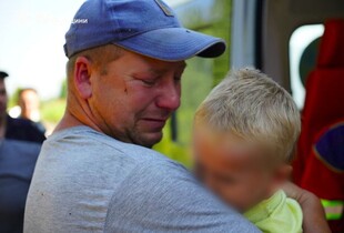 Пошуки тривали всю ніч: на Житомирщині знайшли живим 2,5-річного хлопчика, який зник у лісі