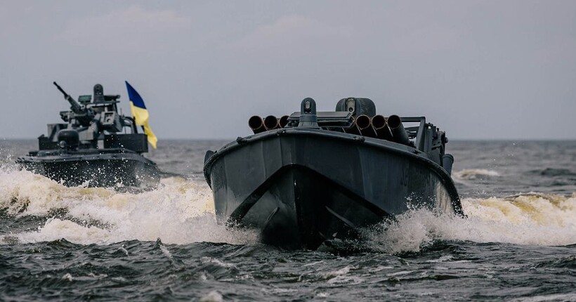 Морські дрони Magura з FPV атакували обʼєкти в Криму: відео уражень