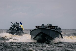Морські дрони Magura з FPV атакували обʼєкти в Криму: відео уражень