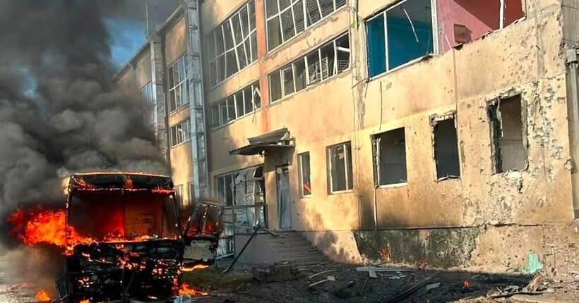 Ворог атакував Миколаїв: пошкоджено школу і шкільні автобуси