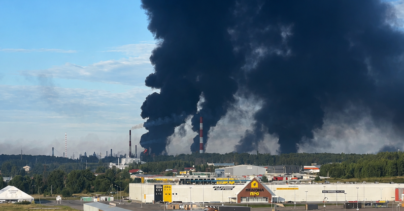 В росії заявили про наймасованішу атаку на Ярославль: після вибухів палає НПЗ (відео)