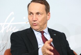 Сікорський закликав розпочати дискусію про збиття російських ракет над Україною