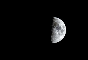З’явилися знімки Місяця після падіння уламків ракети SpaceX