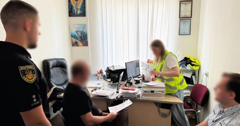 У Києві чоловік розбещував трирічну доньку: фігурант усе знімав на телефон