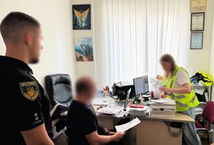 У Києві чоловік розбещував трирічну доньку: фігурант усе знімав на телефон