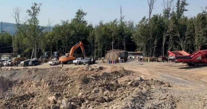 Депутат Закарпатської облради і співвласники кар'єру завдали збитків державі на майже 1 млрд грн, незаконно добуваючи андезит
