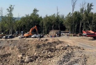 Депутат Закарпатської облради і співвласники кар'єру завдали збитків державі на майже 1 млрд грн, незаконно добуваючи андезит