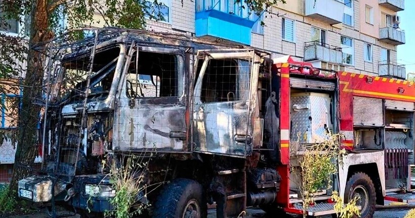 На Дніпропетровщині росіяни атакували автівку пожежників під час ліквідації наслідків обстрілу
