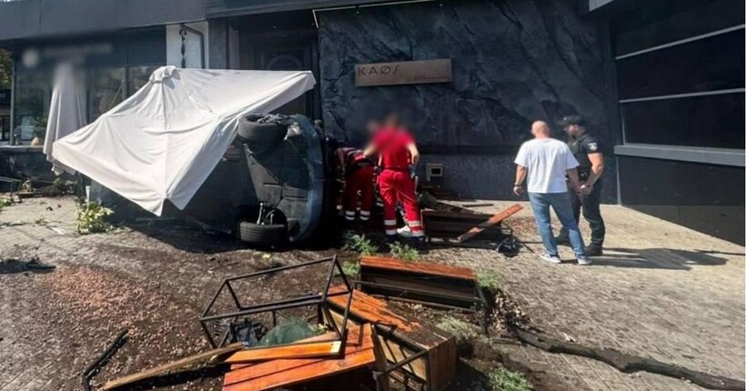 В центрі Києва два BMW влетіли у терасу ресторану: перші подробиці