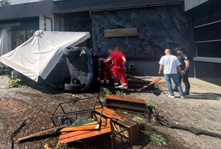 В центрі Києва два BMW влетіли у терасу ресторану: перші подробиці