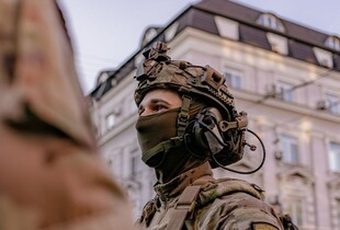 Наводив удари рф за допомогою дронів: на Хмельниччині українського військового ув'язнили на 15 років