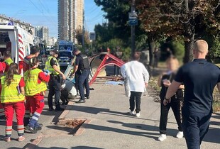 Смертельна ДТП у Києві: авто на швидкості влетіло у маршрутку та вилетіло на зупинку