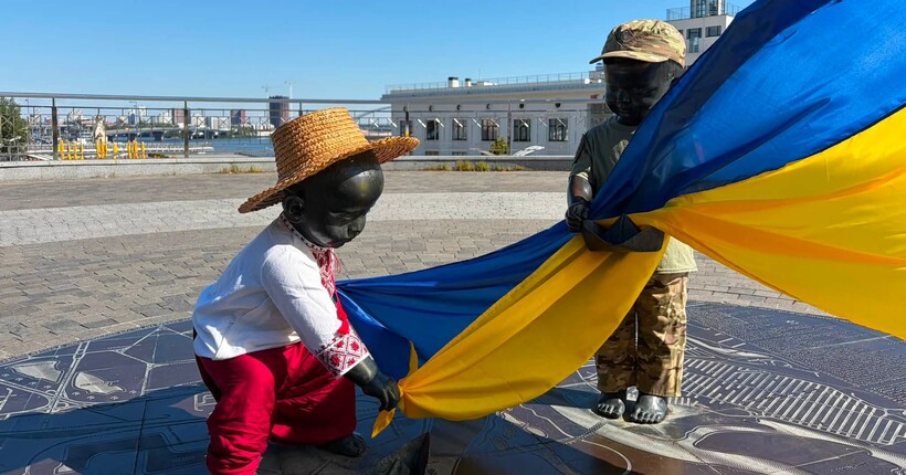 Малюків-засновників Києва традиційно переодягли до Дня прапора та Дня Незалежності