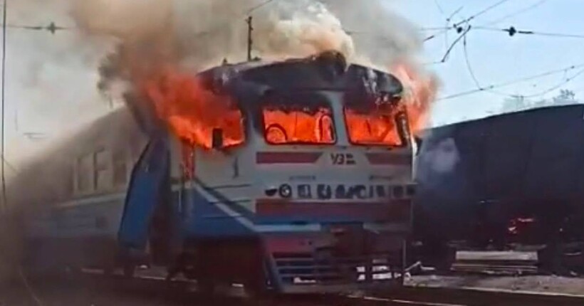 Росіяни вдарили БпЛА по електропоїзду 