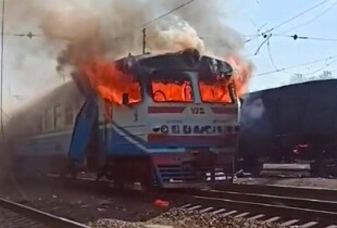 Росіяни вдарили БпЛА по електропоїзду 