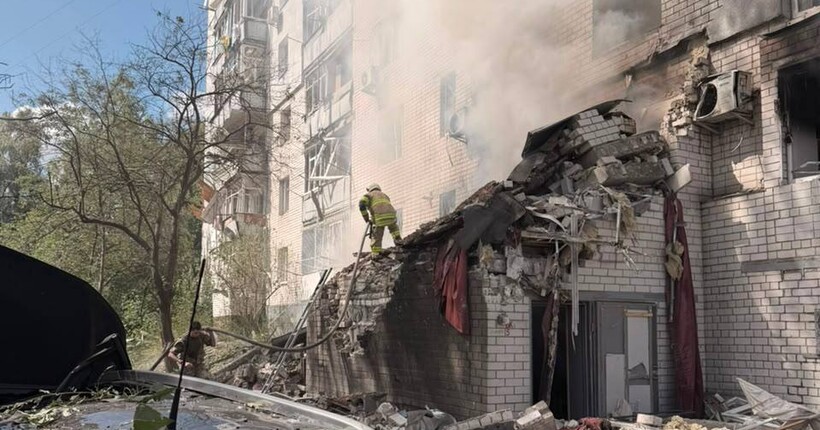 Росіяни серед дня вдарили по житловому будинку в Чернігові: спалахнула пожежа