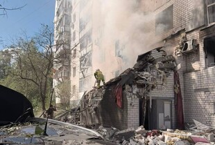 Росіяни серед дня вдарили по житловому будинку в Чернігові: спалахнула пожежа