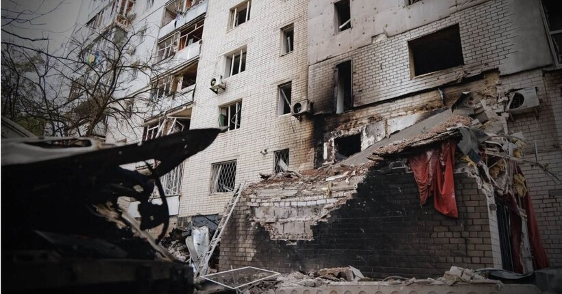 Росіяни атакували безпілотником багатоповерхівку у Чернігові: постраждали 20 людей, зокрема і двоє дітей