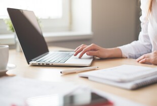 Компенсація за втрату роботи через війну: хто може податись і як це зробити в 