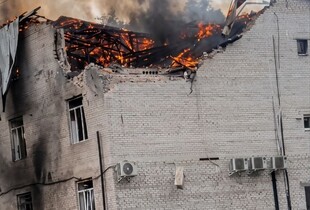 Росіяни двічі вдарили по бізнес-центру в Лозовій на Харківщині: 10 осіб постраждали