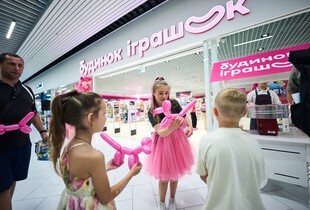Російські війська зруйнували розподільчий центр “Будинку Іграшок” у Києві