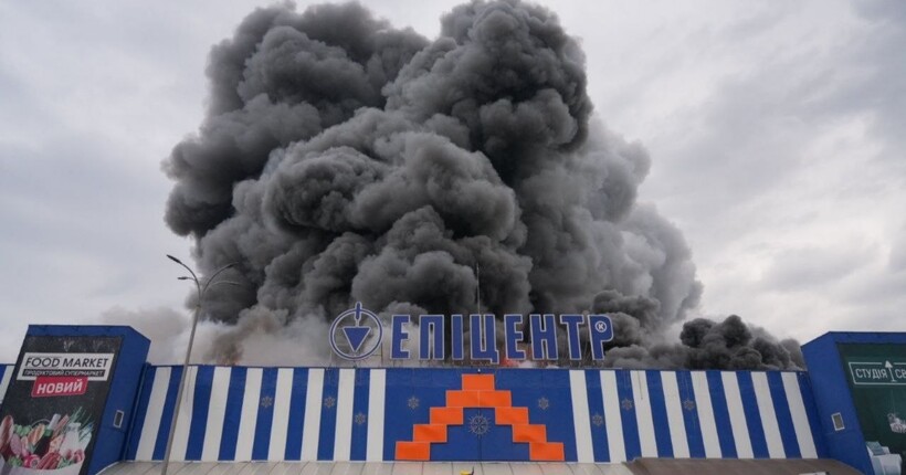 росія вдарила по торговельному центру в Запоріжжі: є постраждалий