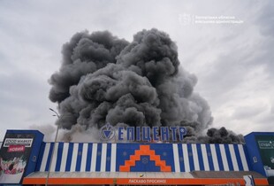 росія вдарила по торговельному центру в Запоріжжі: є постраждалий