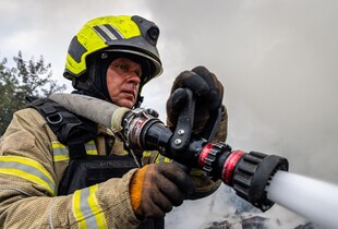 Росіяни вдарили по торговельному центру у Харкові: перші подробиці