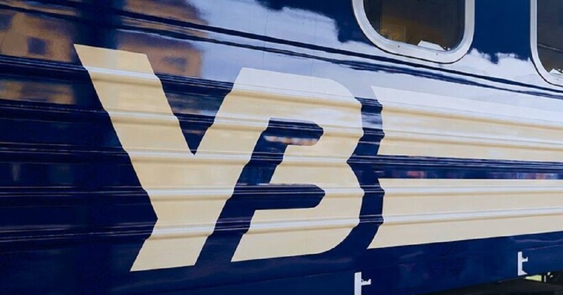 Ворог вдарив балістикою по залізничному депо у Києві: загинули семеро людей