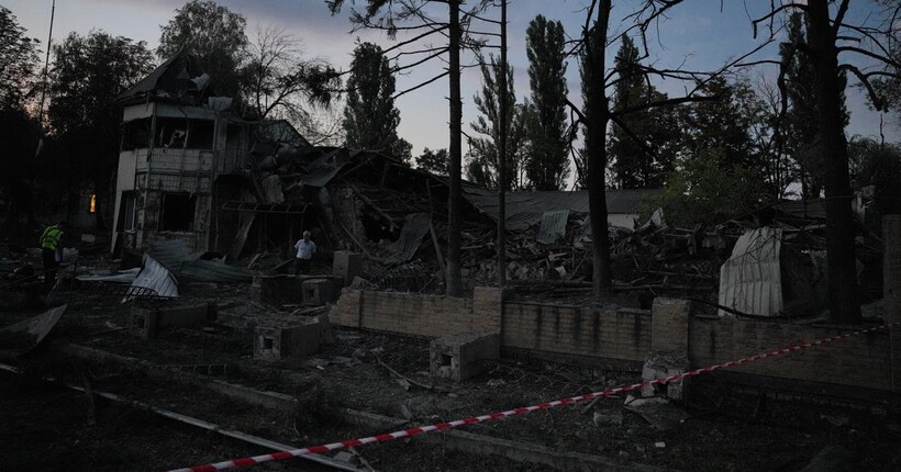 Росіяни масовано атакували Київ вночі: рятувальники показали наслідки