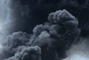 В Києві дрон влучив у багатоповерхівку: в іншому районі пожежа на території навчального закладу
