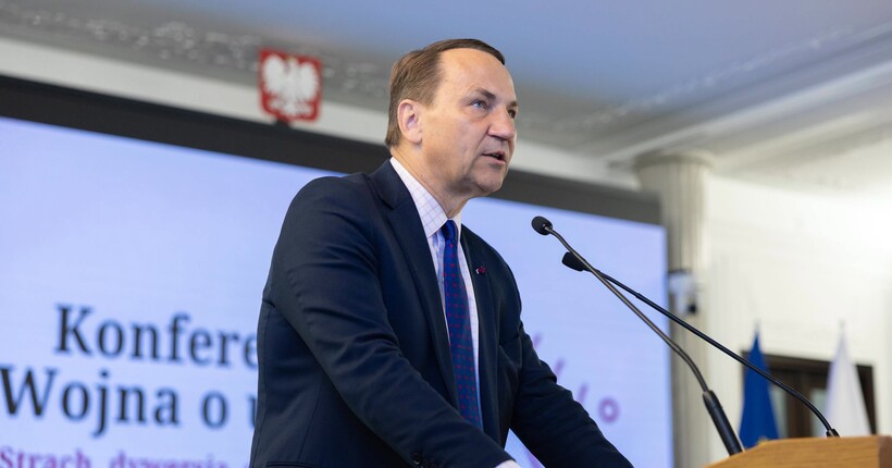 Сікорський закликав ЄС посилити контроль за візами для громадян рф