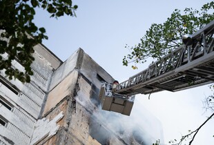 Ворожий безпілотник влучив у багатоповерхівку в Києві: постраждало три людини