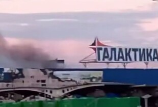 У тимчасово окупованому Маріуполі після повітряної атаки загорівся ТЦ (відео)