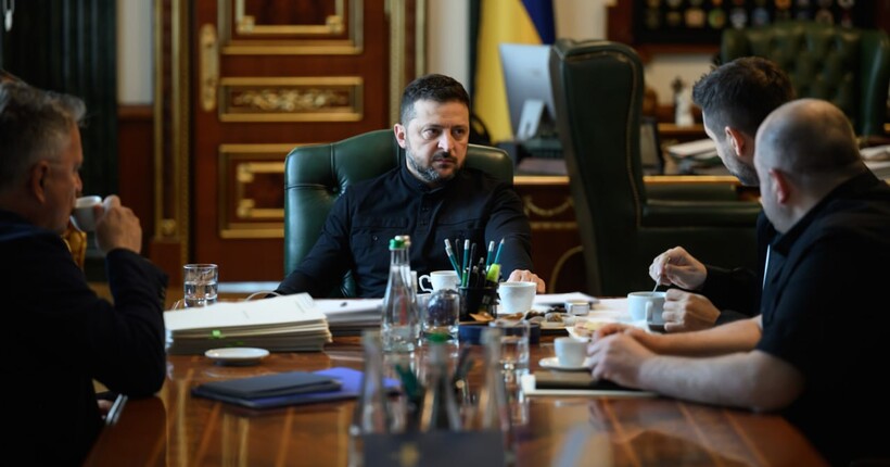 Зеленський провів нараду з переговорною групою після зустрічей з представниками Трампа