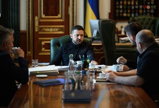 Зеленський провів нараду з переговорною групою після зустрічей з представниками Трампа