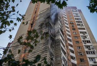 Російський БпЛА влучив у багатоповерхівку у Києві: є руйнування та постраждалі