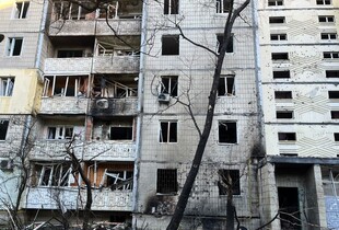 У Києві дрон рф завдав удару по житловій багатоповерхівці: є жертви