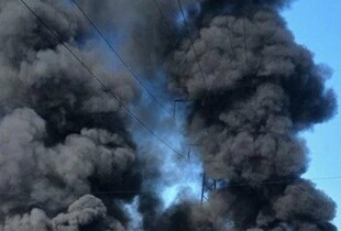 рф повторно атакувала Дніпро: горить підприємство харчової промисловості, є загиблі