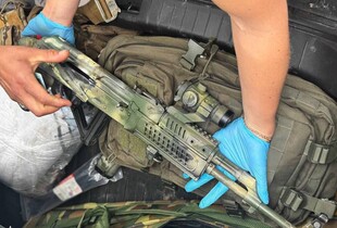 Столичні поліцейські на блокпосту у Києві зупинили автівку з арсеналом зброї: водію загрожує до семи років ув'язнення