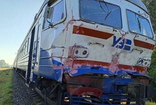 На Чернігівщині пасажирський електропоїзд зіткнувся з вантажівкою: подробиці ДТП