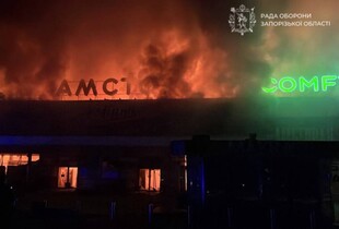 Російський удар знищив ТЦ у Запоріжжі, є постраждалий (фото, відео)