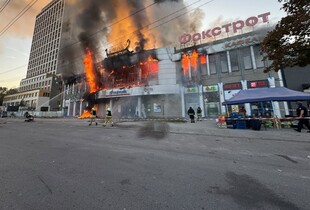 Ворог завдав удару по ТЦ в Дніпрі: є поранені (фото)
