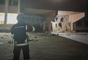 Ворог комбіновано вдарив по Сумах: пошкоджено навчальний заклад, загинула жінка