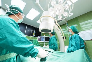 Як працюватимуть лікарні і швидка в тривогу: уряд затвердив нові правила