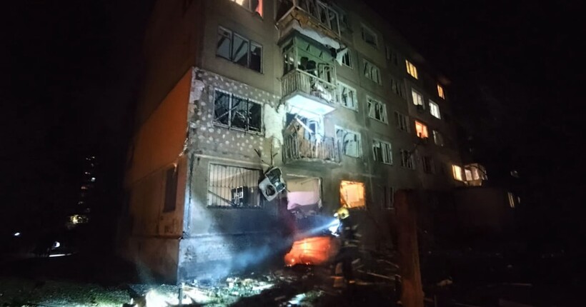 Росіяни влучили у житлову п’ятиповерхівку у Києві: виникла пожежа, є руйнування