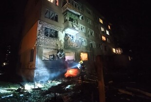 Росіяни влучили у житлову п’ятиповерхівку у Києві: виникла пожежа, є руйнування