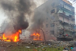 рф вдарила по Олександрівці на Донеччині: зруйновано багатоповерхівку, під завалами шукають людей