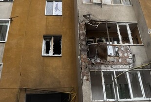 Вибухи в Хмельницькому: дрон влучив у багатоповерхівку, пошкоджені квартири і авто