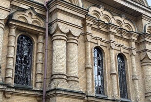 Російський удар пошкодив 120-річний храм у Києві (фото)